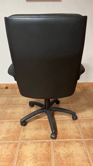 Sillón de despacho de piel negro