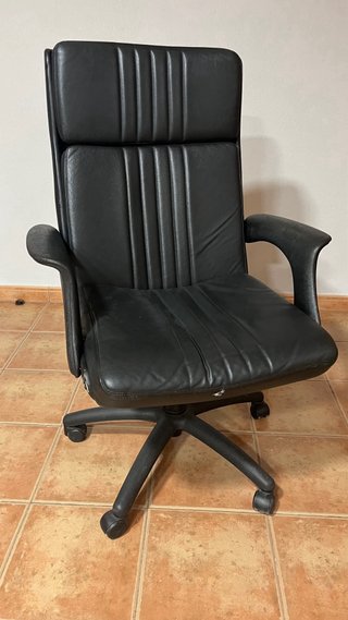 Sillón de despacho de piel negro