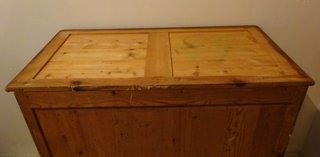 Cómoda antigua de madera con tapa de mármol