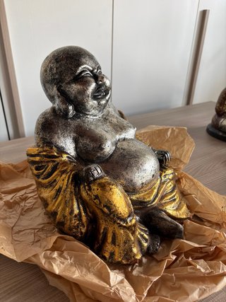 Buddha seduto in preghiera