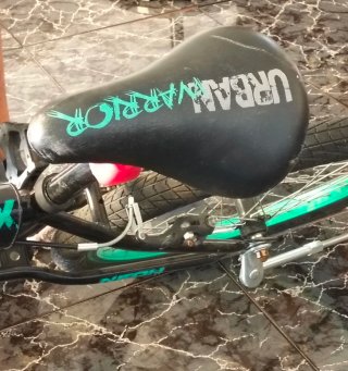 Bicicleta BMX verde NEON con luces adicionales