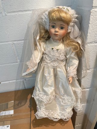 Muñeca de porcelana vestida de novia