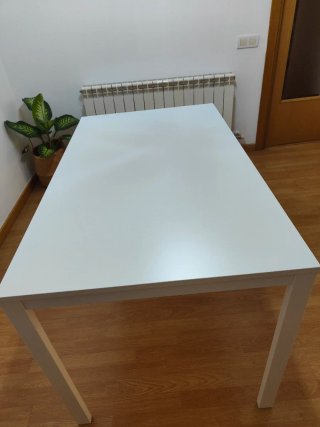 Mesa de comedor blanca y madera