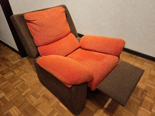 Sillón reclinable tela naranja y marrón