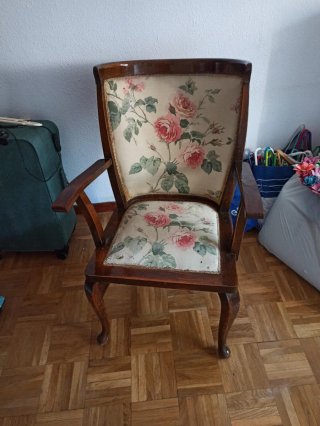 Butaca antigua floral madera