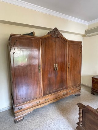 Armario de madera maciza