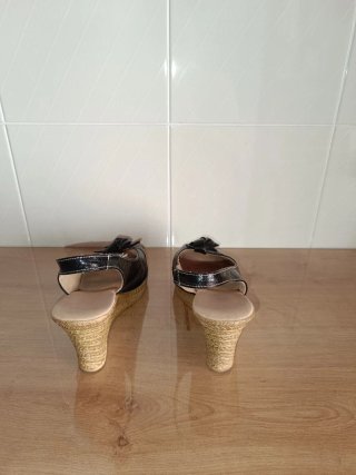 Sandalias de plataforma negras con lazo