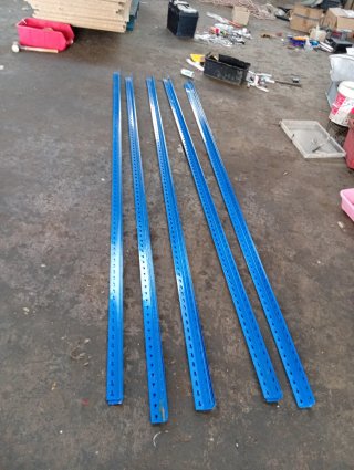 Estanterías metálicas azules y naranjas