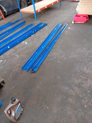 Estanterías metálicas azules y naranjas
