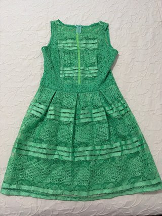 Vestido verde con encaje y volantes