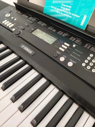 Piano Yamaha EZ-220 + soporte