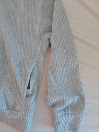 Sudadera gris con capucha para niño
