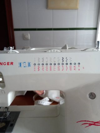 Máquina de coser y bordar SINGER