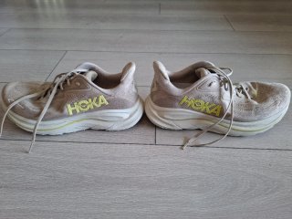 Hoka Clifton 10 Beige/Amarillo Talla 42 2/3
