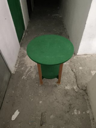 Mesa auxiliar redonda verde con ruedas