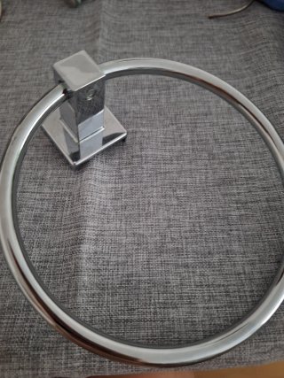 Anillo toallero de metal plateado