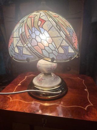 Lampada da tavolo Tiffany in cristallo e metallo