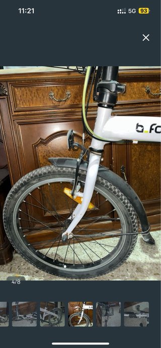 Bicicleta Plegable blanca con cesta