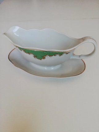 Salsera de porcelana con plato