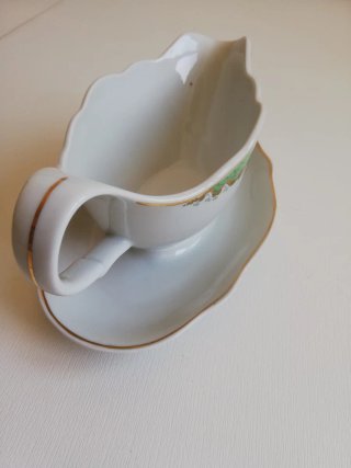 Salsera de porcelana con plato