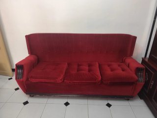 Sofá de terciopelo rojo