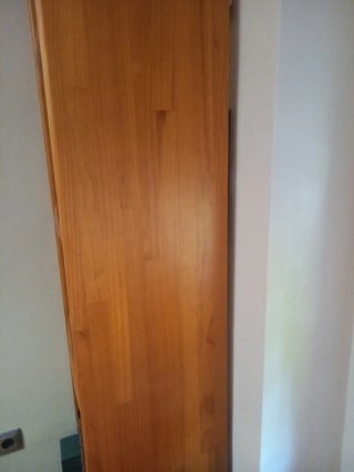 Estantería de madera de pino