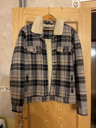 Chaqueta de cuadros beige y negra