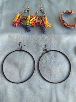 Orecchini dorati e multicolore di bijouterie