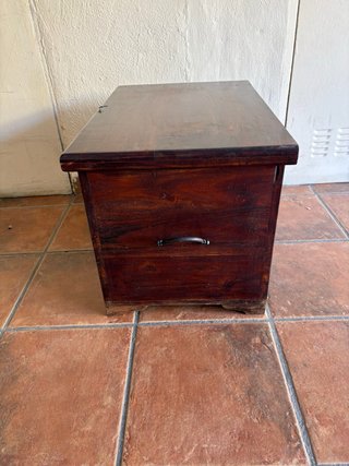 Baúl de madera con herrajes metálicos