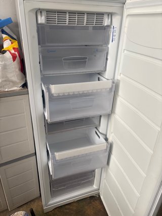 Congelador vertical Indesit
