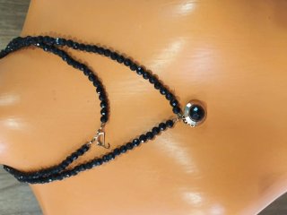 Collar antiguo de azabache con cuentas negras.