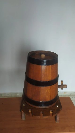 Antigua barrica para vinos  madera roble
