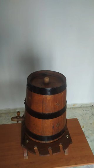 Antigua barrica para vinos  madera roble