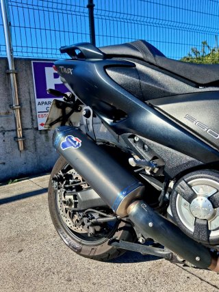 Yamaha T-Max Negra
