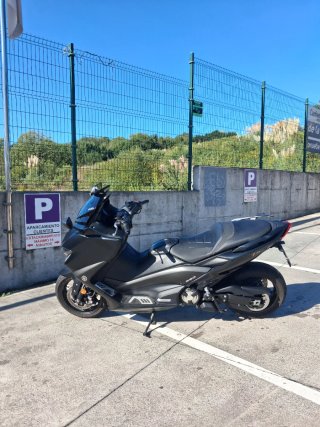 Yamaha T-Max Negra