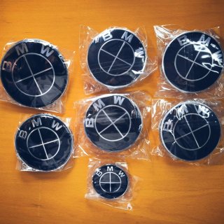KIT 7 EMBLEMAS BMW NEGROS · TAPABUJES BMW 68mm