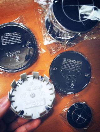 KIT 7 EMBLEMAS BMW NEGROS · TAPABUJES BMW 68mm