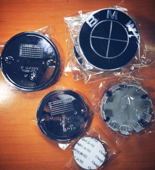 KIT 7 EMBLEMAS BMW NEGROS · TAPABUJES BMW 68mm