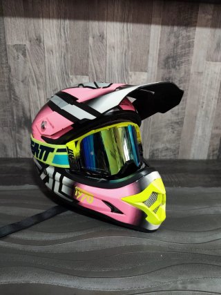 Casco de moto rosa con gafas