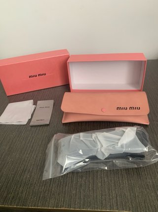 Gafas de sol Miu Miu Negras