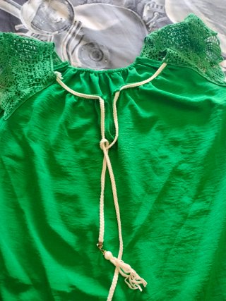 Camiseta verde con cordón