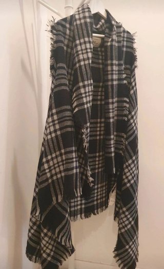 Poncho Manta Cuadros Cotton On Negro Gris