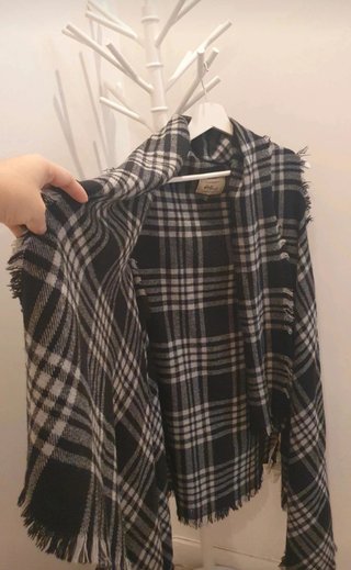 Poncho Manta Cuadros Cotton On Negro Gris