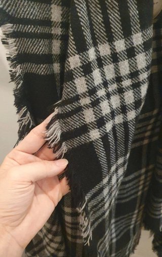 Poncho Manta Cuadros Cotton On Negro Gris