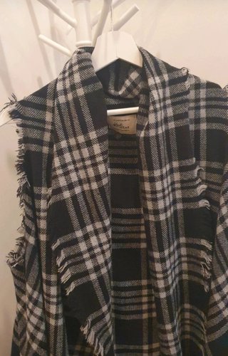 Poncho Manta Cuadros Cotton On Negro Gris