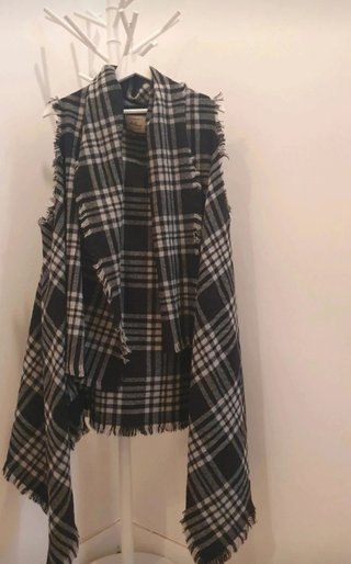 Poncho Manta Cuadros Cotton On Negro Gris