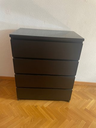 Cómoda Malm Ikea Negra/Marrón y cristal protector.