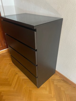 Cómoda Malm Ikea Negra/Marrón y cristal protector.