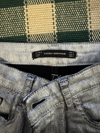 Pantalones ZARA TRF Talla XS efecto metalizado