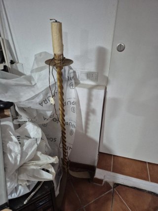 Lampada da terra dorata con candela
